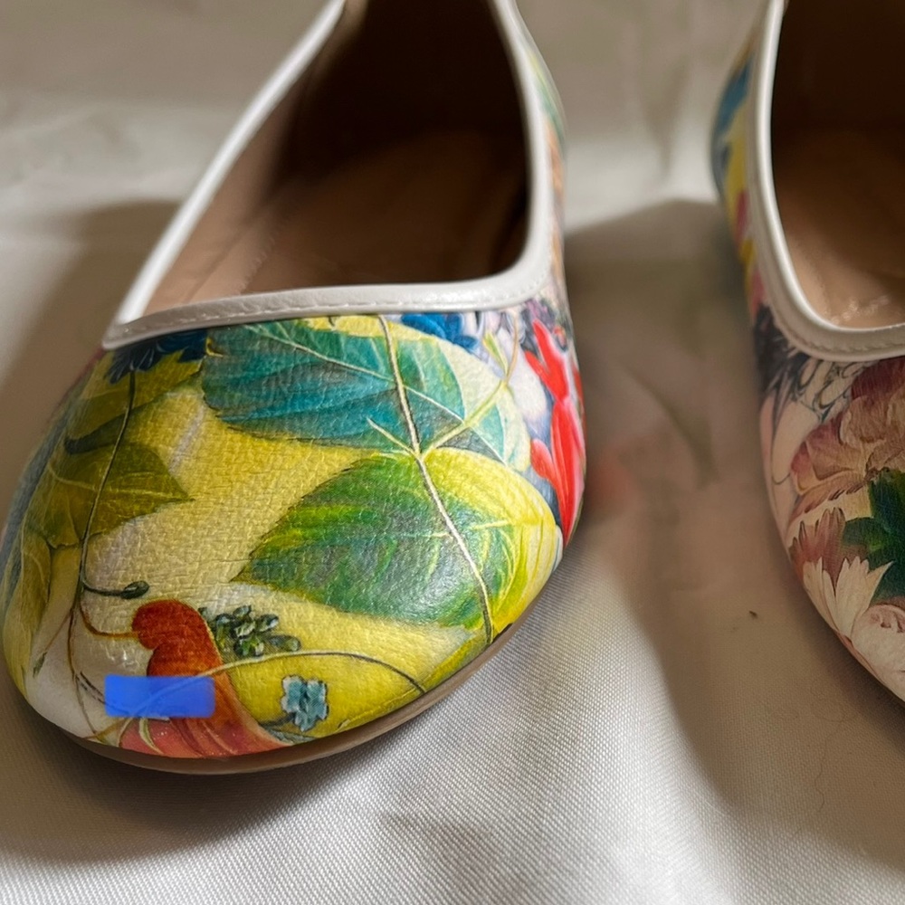 White Floral Ballet Flats in Gorgeous Asymmetrical Floral Design, like new - Picture 13 of 13